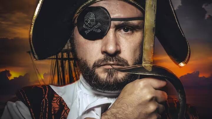 Pirates Tie a Black Bandage: Why do pirates tie a black bandage over one eye surprised to know the reason Pirates Tie a Black Bandage: ਇੱਕ ਅੱਖ ਉੱਤੇ ਕਾਲੀ ਪੱਟੀ ਕਿਉਂ ਬੰਨ੍ਹਦੇ ਹਨ ਸਮੁੰਦਰੀ ਲੁਟੇਰੇ ? ਕਾਰਨ ਜਾਣ ਕੇ ਹੋਵੋਗੇ ਹੈਰਾਨ