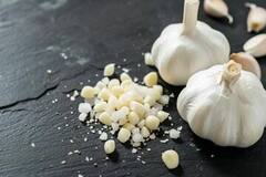 Garlic Peel: लहसुन ही नहीं इसका छिलका भी सेहतमंद, इसमें छिपा है स्किन से लेकर सूजन तक की परेशानी का इलाज