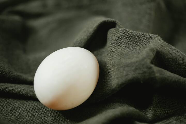 முட்டை ஃபில்லிங் செய்ய தேவையான பொருட்கள் : முட்டை - 4, எண்ணெய் - 2 தேக்கரண்டி, வெங்காயம் - 1, பச்சை மிளகாய் - 2, உப்பு - 1/4 தேக்கரண்டி, மிளகு, முட்டை மஞ்சள் கரு, கொத்துமல்லி தழை