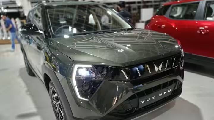 XUV400 EV দ্বারা অনুপ্রাণিত এটি একটি বৃহত্তর 10.25-ইঞ্চি স্ক্রিনের সঙ্গে একটি নতুন চেহারা পেয়েছে। যার একটি ক্রিস্পার রেজোলিউশনের পাশাপাশি আরও কানেকটেড কার টেকনোলজি বৈশিষ্ট্য রয়েছে৷