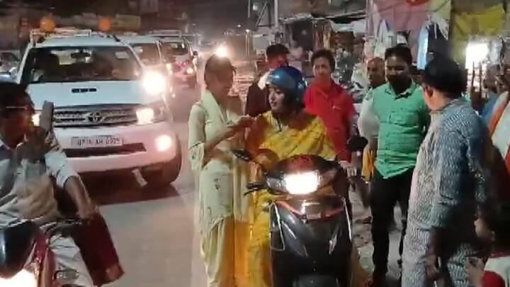 बता दें कि हाईप्रोफाइल अमेठी संसदीय क्षेत्र से BJP की ओर से लगातार तीसरी बार ईरानी उम्मीदवार बनाई गई हैं. इस संसदीय सीट तीन जिलों के पांच विधानसभा क्षेत्रों को मिलाकर बनाई गई है. इसमें जिले की चार विधानसभा क्षेत्रों के साथ ही रायबरेली जिले का सलोन विधान सभा क्षेत्र व जगदीशपुर विधानसभा क्षेत्र में सुल्तानपुर के बल्दीराय तहसील के 24 ग्राम पंचायतों के 62 बूथ शामिल हैं.