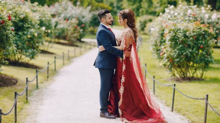 अरेंज मैरिज में लोग अक्सर कंपैटिबिलिटी के अलावा बाकी चीजों को प्राथमिकता देते हैं जैसे फैमिली बैकग्राउंड. सोशल स्टेट्स, और परिवार की आर्थिक स्थिति.