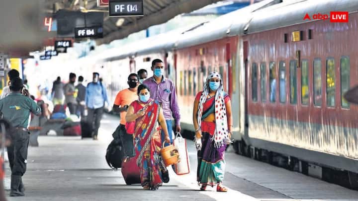 अन्य सुविधाओं के अलावा, भारतीय रेलवे उन लोगों को यात्रा बीमा भी प्रदान करता है जो ऑनलाइन ट्रेन टिकट बुक करते समय इसका विकल्प चुनते हैं.