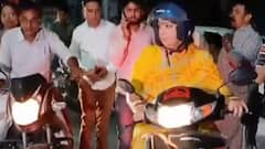 अमेठी में स्कूटी पर दिखीं स्मृति ईरानी, लोगों से की मुलाकात, खिंचवाई सेल्फी, तस्वीरें वायरल