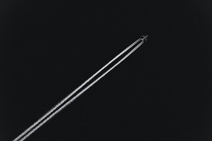 விமானம் வானத்தில் சென்றால் அனைவரும் ரசித்து பார்ப்பார்கள். அதே ஜெட் விமானம் சென்றால் சொல்லவே தேவையில்லை அந்த வெள்ளை நிற கோடை பற்றி தான் அனைவரும் பேசுவார்கள்.