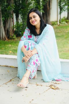 Anchor Geetha Bhagath: గీతా భగత్... స్కిన్ షోకి దూరం, ప్రాసల్లో బుల్లితెర త్రివిక్రమ్ - పద్ధతిగా యాంకరింగ్ చేసే పాప