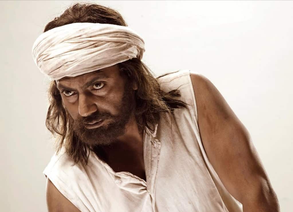 पहली पत्नी से हुआ तलाक, दूसरी ने लगाया टॉर्चर करने का इल्जाम! 50 की उम्र में बॉलीवुड पर राज करता है ये स्टार