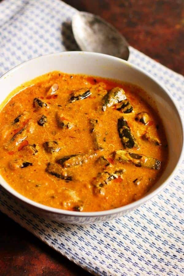 अचारी दही भिंडी- तीखे मसालों और ठंडी दही के अनूठे मिश्रण के लिए, यह पंजाबी व्यंजन आपको पसंद आएगा. टमाटर, दही और सरसों और सौंफ जैसे मसालों के साथ पकाया गया यह व्यंजन दही की चिकनाई से भरपूर स्वाद का एक विस्फोट है.