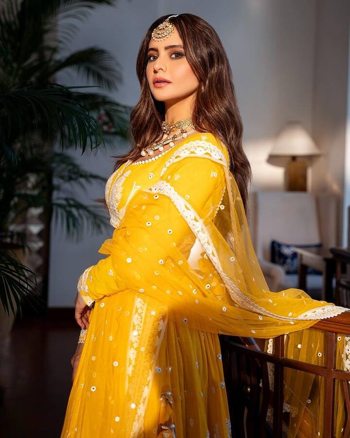 આમના શરીફે ફરી એકવાર પોતાની સુંદરતાથી ચાહકોનું દિલ જીતી લીધું છે. તેણે યલ્લો કલરના ડ્રેસમાં તેની સુંદર તસવીરો પોસ્ટ કરી છે.