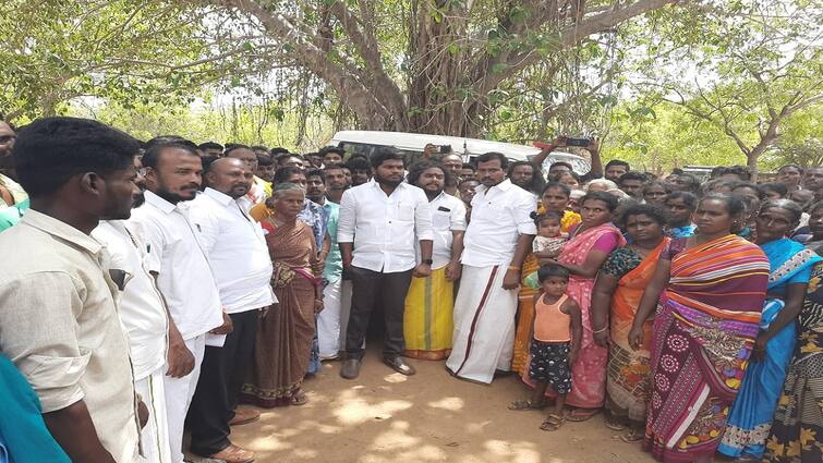 Thanjavur news Ayyambatti villagers came together and petitioned against the police - TNN பூத்தட்டு எடுக்க விடாமல் போலீஸ் தடியடி; கிராம மக்கள் திரண்டு வந்து கோட்டாட்சியரிடம் மனு