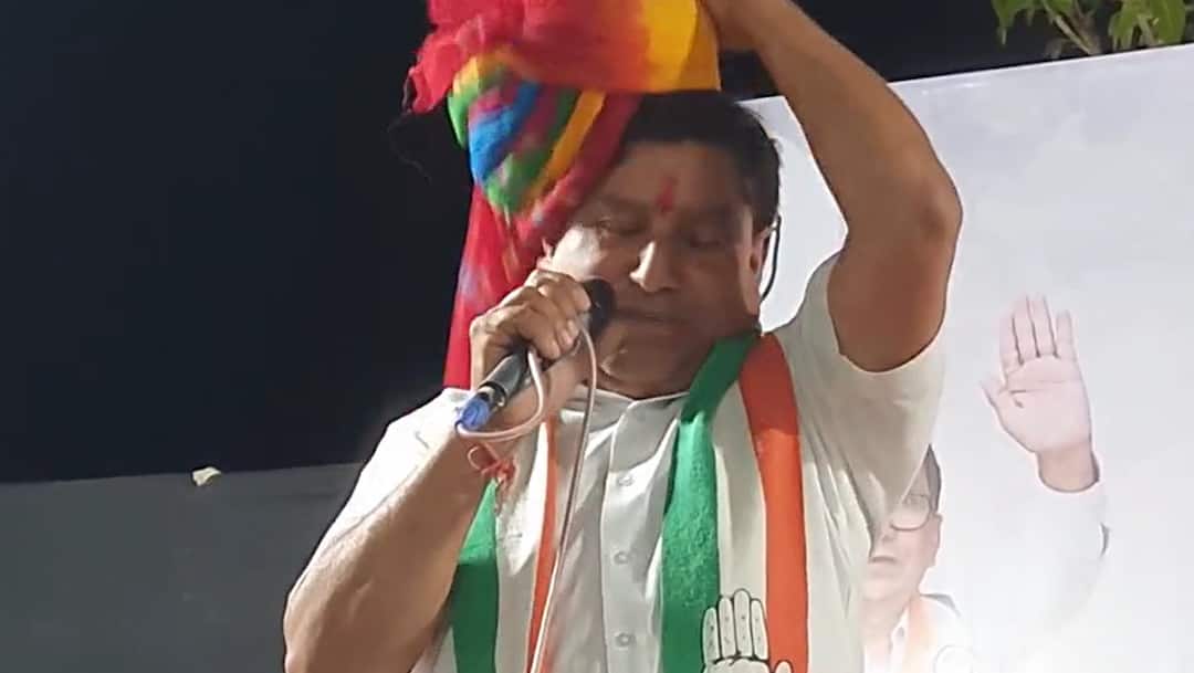 Mehsana: ચૂંટણી પ્રચારમાં 'પાઘડી'ની એન્ટ્રી, કોંગ્રેસ ઉમેદવારે ક્ષત્રિયોની સામે પાઘડી ઉતારી, ને કહ્યું આ ઠાકોરની આબરૂ રાખજો... Mehsana: Congress Candidate Ramji Thakor fall ups his Turban in rally in Bijapur, Lok Sabha Election 2024 Mehsana: ચૂંટણી પ્રચારમાં 'પાઘડી'ની એન્ટ્રી, કોંગ્રેસ ઉમેદવારે ક્ષત્રિયોની સામે પાઘડી ઉતારી, ને કહ્યું આ ઠાકોરની આબરૂ રાખજો...