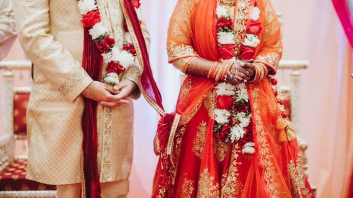 दो परिवार मिलकर लड़के और लड़की का रिश्ता तय कर लेते हैं और इस दौरान जिन्होंने अपनी पूरी जिंदगी एक साथ बितानी है उन दोनों के बीच में कोई बात ही नहीं हो पाती.