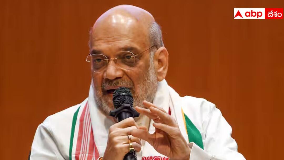 Amit Shah Rubbishes Allegations Of Changing Constitution Accuses Congress Of Diluting SC ST Quota Amit Shah on Reservations: మత ఆధారిత రిజర్వేషన్లు సరికాదు, రాజ్యాంగాన్ని మార్చడం ఆరోపణల్ని ఖండించిన అమిత్ షా