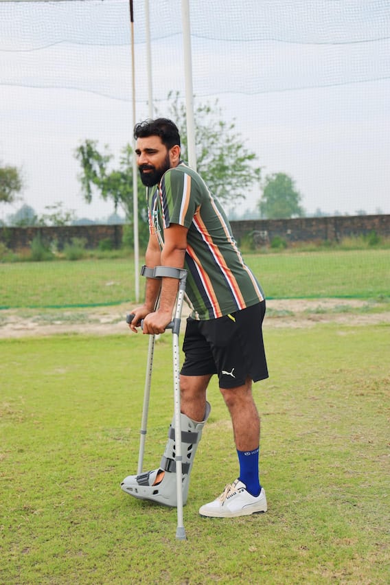 পায়ে প্লাস্টার, হাতে ক্রাচ, ভারতীয় ক্রিকেটারের ছবি দেখে মন খারাপ ভক্তদের