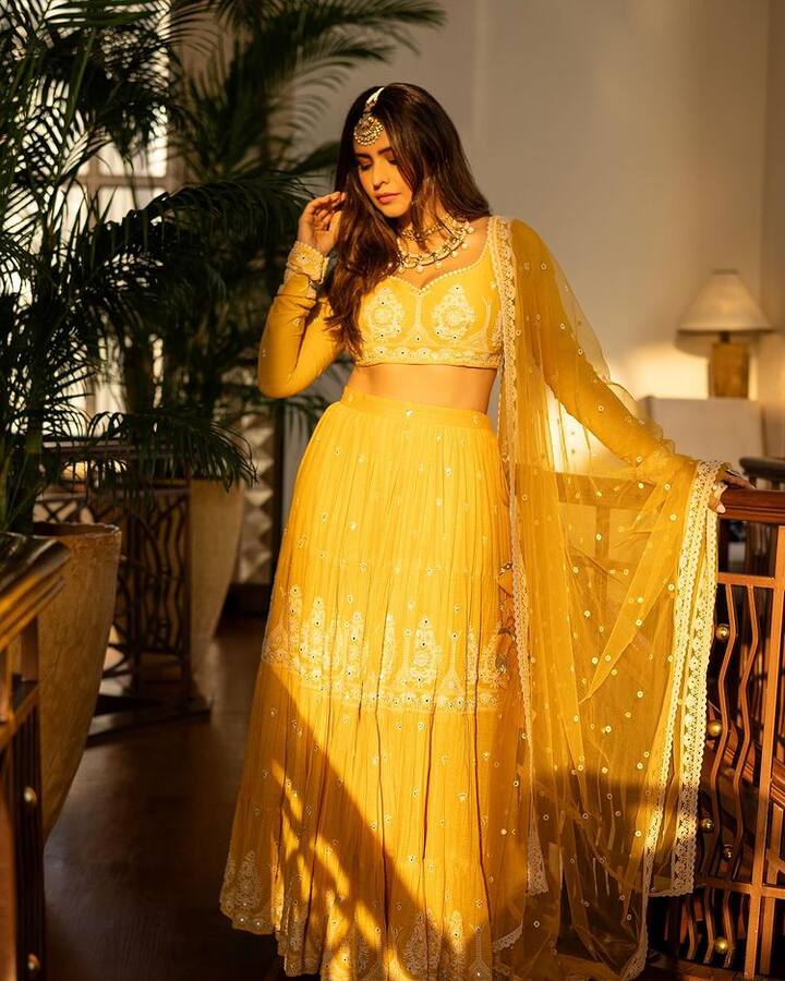 Aamna Sharif Photos: અભિનેત્રી આમના શરીફ ખૂબ જ સુંદર છે. તેણે પોતાની સુંદરતાથી લોકોના દિલ જીતી લીધા છે. અભિનેત્રી સોશિયલ મીડિયા પર ઘણી એક્ટિવ રહે છે. હાલમાં જ તેણે પોતાની સુંદર તસવીરો શેર કરી છે. આવો એક નજર કરીએ આમનાની તસવીરો પર.