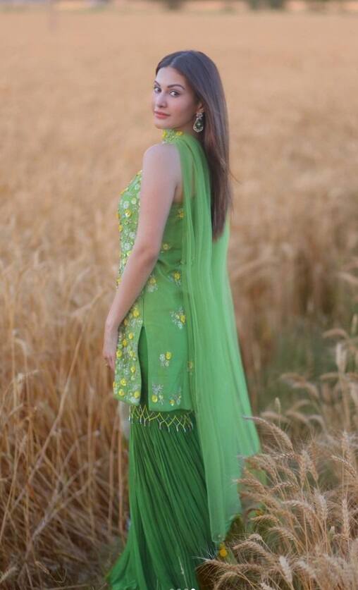 કર્વી બૉડી ફિગર સાથે અમાયરાએ ખેતરમાં કરાવ્યું ફોટોશૂટ