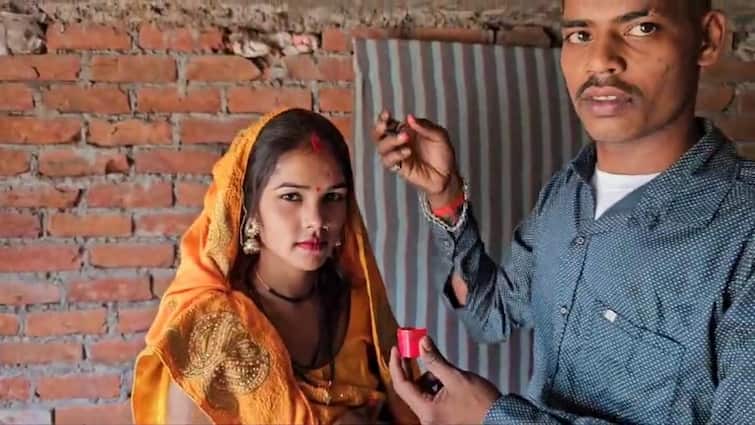 UP News a Muslim girl has converted to Hinduism for love In Mahoba ann Mahoba News: मजहब की दीवार तोड़ मुस्लिम युवती ने हिंदू लड़के से रचाई शादी, आरजू से बनीं आरती