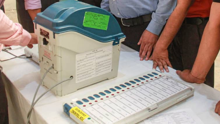 50 complaints regarding voting in Rajkot Loksabha Election  Lok sabha Election 2024: રાજકોટમાં મતદાનને લઇ 50 ફરીયાદો,  EVM મશીન ધીમા ચાલતા હોવાની ફરીયાદ