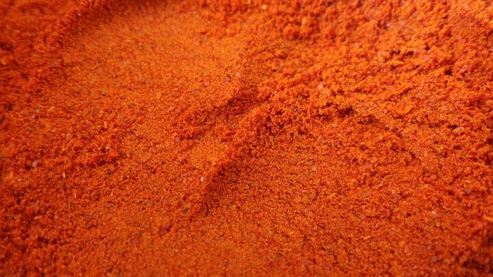 முட்டை போண்டா மாவு தயாரிக்க தேவையான பொருட்கள் : கடலை மாவு - 3/4 கப், அரிசி மாவு - 2 மேசைக்கரண்டி, உப்பு - 1/2 தேக்கரண்டி, மிளகாய் தூள் - 1 தேக்கரண்டி, ஓமம் - 1/4 தேக்கரண்டி, தண்ணீர்