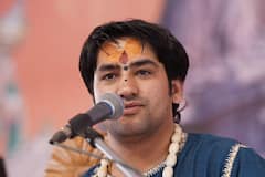 कथा के दौरान पंडित धीरेंद्र शास्त्री ने कैलाश विजयवर्गीय से कही ऐसी बात, BJP नेता ने जोड़ लिए हाथ