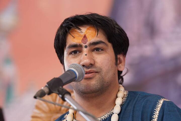 इंदौर में बागेश्वर धाम सरकार पंडित धीरेंद्र शास्त्री की कथा का आयोजन किया गया. व्यासपीठ में आयोजित इस कथा में कैबिनेट मंत्री और बीजेपी के वरिष्ठ नेता कैलाश विजयवर्गीय भी शामिल हुए. उनके साथ इस कथा में कल ही बीजेपी में आए अक्षय कांति बम भी दिखाई दिए.