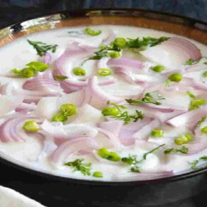 ਤੁਹਾਨੂੰ ਕਦੇ ਵੀ ਪਿਆਜ਼ ਤੋਂ ਬਣੀ ਕਿਸੇ ਵੀ ਚੀਜ਼ ਦੇ ਨਾਲ ਦਹੀਂ ਦੀ ਵਰਤੋਂ ਨਹੀਂ ਕਰਨੀ ਚਾਹੀਦੀ। ਕਈ ਲੋਕ ਪਿਆਜ਼ ਨੂੰ ਕੱਟ ਕੇ ਰਾਇਤਾ 'ਚ ਮਿਲਾਉਂਦੇ ਹਨ। ਪਿਆਜ਼ ਗਰਮ ਹੁੰਦਾ ਹੈ ਜਦੋਂ ਕਿ ਰਾਇਤਾ ਠੰਡਾ ਹੁੰਦਾ ਹੈ। ਇਨ੍ਹਾਂ ਦੋਵਾਂ ਨੂੰ ਇਕੱਠੇ ਖਾਣ ਨਾਲ ਤੁਹਾਡੇ ਚਿਹਰੇ 'ਤੇ ਮੁਹਾਸੇ, ਚਮੜੀ 'ਤੇ ਜਲਣ ਅਤੇ ਐਲਰਜੀ ਦੀ ਸਮੱਸਿਆ ਵੀ ਹੋ ਸਕਦੀ ਹੈ।