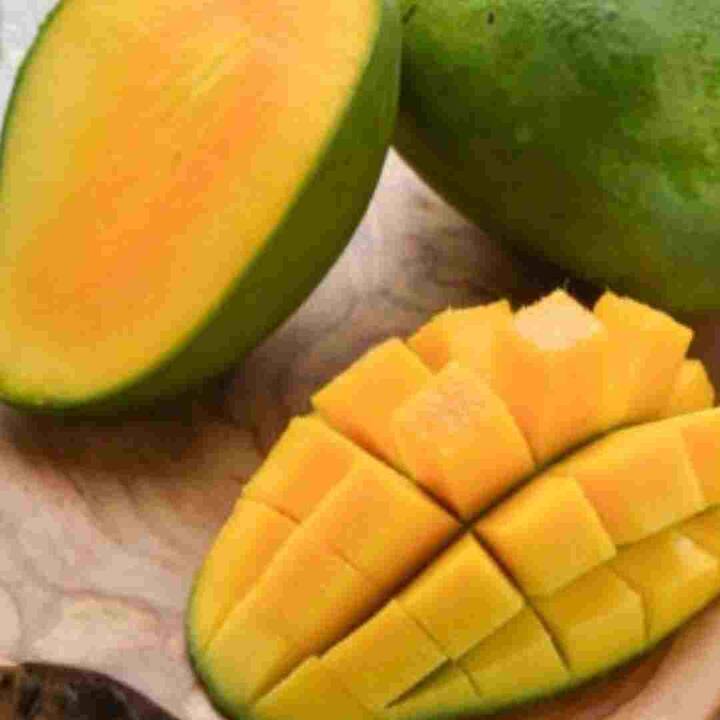 ਸਿੰਧੂਰਾ ਅੰਬ ਦਾ ਸੁਆਦ ਮਿੱਠਾ ਅਤੇ ਖੱਟਾ ਹੁੰਦਾ ਹੈ। ਇਹ ਜਿਆਦਾਤਰ ਸ਼ੇਕ ਬਣਾਉਣ ਲਈ ਵਰਤਿਆ ਜਾਂਦਾ ਹੈ। ਇਸ ਦਾ ਰੰਗ ਬਾਹਰੋਂ ਲਾਲ ਅਤੇ ਅੰਦਰੋਂ ਚਮਕਦਾਰ ਪੀਲਾ ਹੁੰਦਾ ਹੈ।