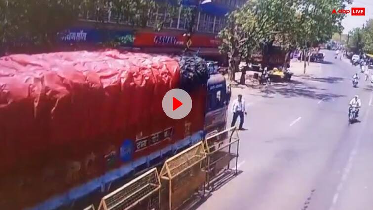 Khandwa Driver tries to crush MP Traffic Police Officer truck running No Entry Video Viral ANN Watch: नो एंट्री में ट्रक ड्राइवर ने की रौंदने की कोशिश? खंडवा में बाल–बाल बचा ट्रैफिक सिपाही