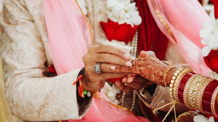 बहुत बार लोग परिवार के दबाव में आते हैं और अपनी प्राथमिकताओं और इच्छाओं को नज़रअंदाज़ करते हैं. ऐसे में यह महत्वपूर्ण है कि जीवन साथी का चयन करने से पहले आप अपने परिवार को अपनी प्राथमिकताओं और इच्छाओं के बारे में पहले ही बता दें.