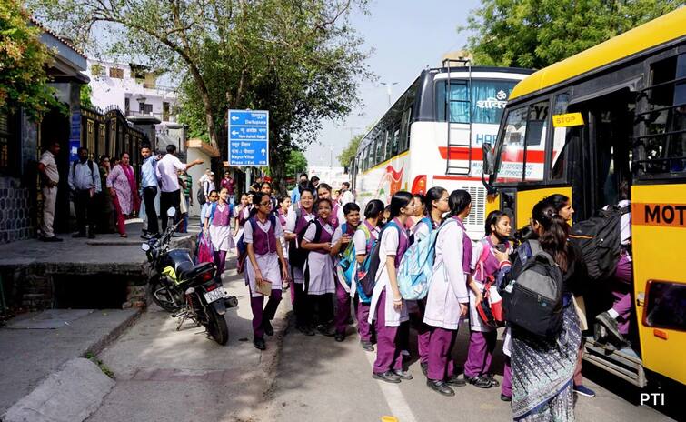 This shocking connection came to light in the bomb threat received in 100 schools of Delhi-NCR Delhi School Bomb Threat:  દિલ્લીની 100 સ્કૂલને બોંબથી ઉડાવવવાની ધમકી આપનાર કોણ? સામે આવ્યું આ કનેકશન