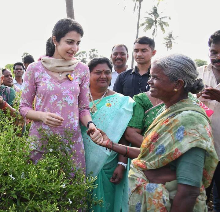 వృద్ధురాలిని ఆప్యాయంగా పలకరిస్తూ