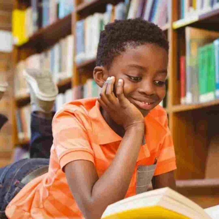 ਘਰ ਜਾਂ ਪਰਿਵਾਰ ਵਿਚ ਜਿਸ ਤਰ੍ਹਾਂ ਦਾ ਮਾਹੌਲ ਹੋਵੇ, ਤੁਸੀਂ ਬੱਚਿਆਂ ਦੇ ਵਿਹਾਰ ਵਿਚ ਵੀ ਉਹੀ ਬਦਲਾਅ ਦੇਖੋਗੇ। ਦਰਅਸਲ ਬੱਚੇ ਹਮੇਸ਼ਾ ਆਪਣੇ ਮਾਤਾ-ਪਿਤਾ ਅਤੇ ਘਰ ਦੇ ਹੋਰ ਬਜ਼ੁਰਗਾਂ ਨੂੰ ਦੇਖ ਕੇ ਹੀ ਸਿੱਖਦੇ ਹਨ। ਜੇਕਰ ਤੁਸੀਂ ਬੱਚਿਆਂ ਵਿੱਚ ਪੜ੍ਹਾਈ ਦਾ ਜਨੂੰਨ ਜਗਾਉਣਾ ਚਾਹੁੰਦੇ ਹੋ ਤਾਂ ਇਸ ਦੇ ਲਈ ਤੁਹਾਨੂੰ ਖੁਦ ਉਨ੍ਹਾਂ ਦੇ ਨਾਲ ਬੈਠ ਕੇ ਪੜ੍ਹਾਈ ਕਰਨੀ ਪਵੇਗੀ। ਇਸ ਦੇ ਲਈ ਤੁਸੀਂ ਉਨ੍ਹਾਂ ਦੇ ਸਾਹਮਣੇ ਬੈਠ ਕੇ ਕਿਤਾਬਾਂ ਪੜ੍ਹ ਸਕਦੇ ਹੋ ਅਤੇ ਉਨ੍ਹਾਂ ਨੂੰ ਕਹਾਣੀਆਂ ਪੜ੍ਹਾ ਸਕਦੇ ਹੋ। ਇਸ ਤਰ੍ਹਾਂ ਹੌਲੀ-ਹੌਲੀ ਬੱਚੇ ਦੀ ਕਿਤਾਬਾਂ ਪੜ੍ਹਨ ਦੀ ਰੁਚੀ ਵੀ ਵਧੇਗੀ।