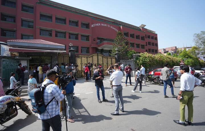 नई दिल्ली के डीसीपी देवेश कुमार माहला ने कहा कि हमने सभी स्कूलों की जांच की है और कुछ भी नहीं मिला है. किसी को घबराने की जरूरत नहीं है.