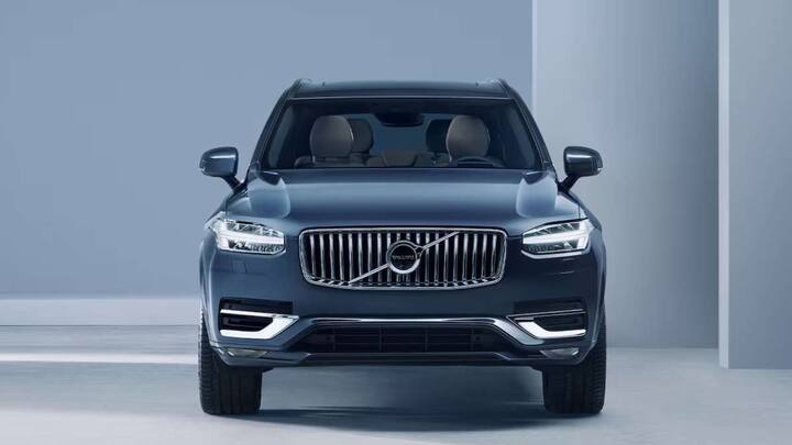 Volvo XC90: वॉल्वो XC90 लग्जीरियस हाइब्रिड कारों की लिस्ट में शामिल है. इस कार की कीमत 1 करोड़ रुपये के करीब है. इस कार में एयर प्यूरीफायर का फीचर लगा है. इस कार में पार्किंग के लिए 360-डिग्री कैमरा का फीचर भी दिया गया है.