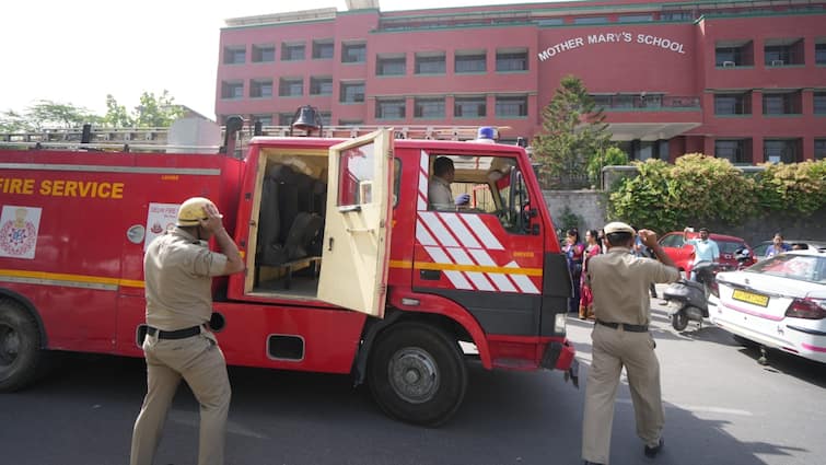 Delhi Noida Schools Bomb Threat News Updates DPS Mother mary Sanskriti delhi police appeals to parents दिल्ली के स्कूलों में बम की धमकी मिलने पर बच्चों के माता-पिता को पुलिस का संदेश, 'कुछ भी आपत्तिजनक...'