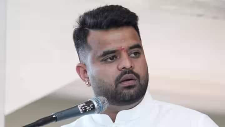 कर्नाटक की हासन सीट पर 26 अप्रैल को वोटिंग हुई और इसको लेकर चुनावी प्रचार जोर-शोर से चल रहा था. इस बीच कुछ गुमनाम लोग 20 अप्रैल को बाजार, चाय की दुकान और घरों में पेन ड्राइव फेंक जाते हैं. लोगों ने पेन ड्राइव देखी तो प्रज्वल रेवन्ना की करतूत सामने आ गई. पेन ड्राइव में दिख रहा था कि महिलाओं से जबरदस्ती की जा रही है.