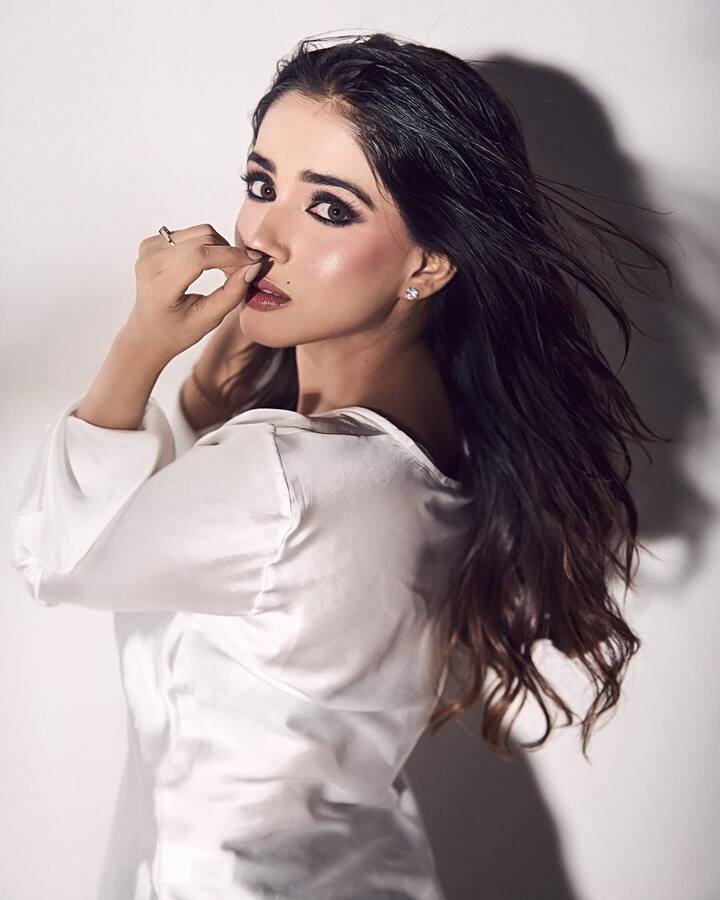 प्रतीक्षा अपने इंस्टाग्राम पर एक से बढ़कर एक फोटोज पोस्ट कर रही हैं. हाल ही में एक्ट्रेस ने कैटरीना कैफ के लुक को रिक्रिएट किया है .