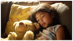 देर रात तक नहीं सोता है आपका बच्चा तो अपनाएं ये ट्रिक्स, मिनटों में सो जाएगा