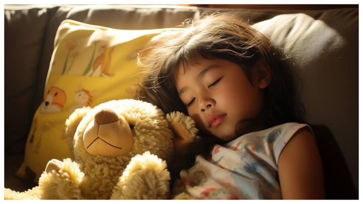 खेल-कूद का समय बढ़ाएं: दिन में बच्चे को खूब खेलने दें. खेलने से उनकी ऊर्जा खर्च होती है और वे थक कर रात में अच्छी तरह से सो पाते हैं.