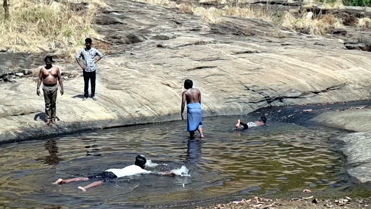 Kumbakkarai Falls: சுட்டெரிக்கும் கோடை வெயில்... குளம்போல் தேங்கிய  நீரில் குளிக்கும் சுற்றுலா பயணிகள்