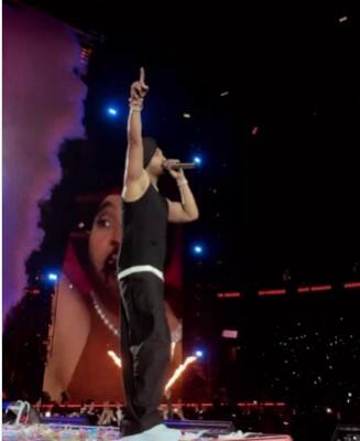 ਦਰਅਸਲ, ਪ੍ਰਸ਼ੰਸਕ ਦਿਲਜੀਤ ਦੀ ਹਰ ਤਸਵੀਰ ਉੱਪਰ ਕਮੈਂਟ ਕਰ ਬੀਸੀ ਪਲੇਸ ਸਟੇਡੀਅਮ ਵਿੱਚ ਕੀਤੇ ਸ਼ੋਅ ਦੀਆਂ ਤਾਰੀਫ਼ਾਂ ਦੇ ਪੁੱਲ੍ਹ ਬੰਨ੍ਹ ਰਹੇ ਹਨ।