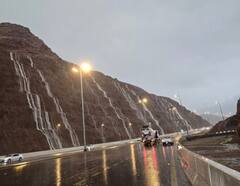 सऊदी अरब बाढ़ की चपेट में, मदीना में जोरदार बारिश.. देखें तस्वीरें