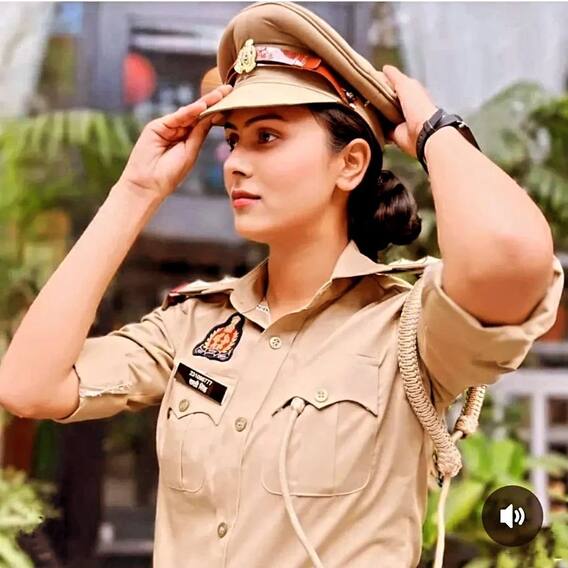 पुलिस की वर्दी में कंधे पर रस्सी क्यों लगी होती है