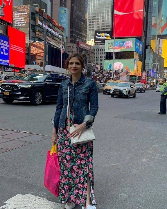 जहां सैफ अली खान और सोहा अली खान शादी करके अपनी लाइफ में सेटल हैं. वहीं सबा अभी तक कुंवारी हैं.