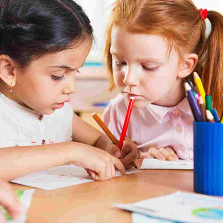 ਬੱਚੇ ਛੋਟੀਆਂ-ਛੋਟੀਆਂ ਗੱਲਾਂ ਨਾਲ ਹੀ ਖੁਸ਼ ਹੋ ਜਾਂਦੇ ਹਨ। ਜਦੋਂ ਵੀ ਤੁਹਾਡਾ ਬੱਚਾ ਪੜ੍ਹਨ ਲਈ ਬੈਠਦਾ ਹੈ, ਉਸ ਦੀ ਪ੍ਰਸ਼ੰਸਾ ਕਰੋ ਅਤੇ ਉਸ ਦੀਆਂ ਪੜ੍ਹਨ ਦੀਆਂ ਪ੍ਰਾਪਤੀਆਂ ਦਾ ਜਸ਼ਨ ਮਨਾਓ। ਇਸ ਨਾਲ ਬੱਚੇ ਦੀ ਪੜ੍ਹਾਈ ਵਿੱਚ ਰੁਚੀ ਵਧੇਗੀ ਅਤੇ ਉਹ ਭਵਿੱਖ ਵਿੱਚ ਹੋਰ ਵਧੀਆ ਕਰਨ ਦੀ ਕੋਸ਼ਿਸ਼ ਕਰਨ ਲੱਗੇਗਾ।