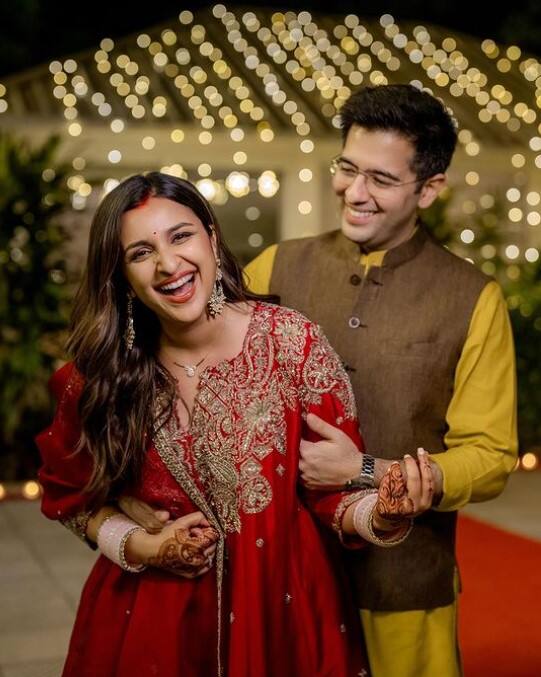 वहीं वर्क फ्रंट की बात करें तो परिणीति की हाल ही में नेटफ्लिक्स पर इम्तियाज अली निर्देशित अमर सिंह चमकीला रिलीज हुई है. इस फिल्म में परिणीति ने दिलजीत दोसांझ संग स्क्रीन शेयर की है. फिल्म में परिणीति की एक्टिंग की खूब तारीफ हो रही हैं.