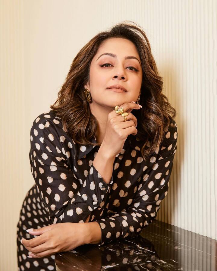 బేబ్​ కట్​లో ఉన్న హెయిర్​ను.. కర్ల్​గా స్టైల్ చేసింది. మినిమల్ మేకప్​ లుక్​తో ఫోటోషూట్ చేసింది జ్యోతిక.(Images Source : Instagram/Jyothika)