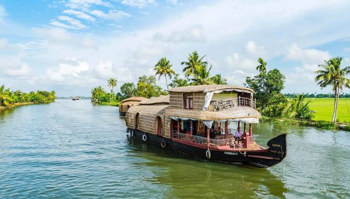 Kerala Tour: જો તમે કેરળની મુલાકાત લેવાનું વિચારી રહ્યા છો, તો IRCTC તમારા માટે એક શાનદાર ટૂર પેકેજ લઈને આવ્યું છે. જાણો આ પ્રવાસની વિગતો. IRCTC કેરળ માટે ખાસ ટૂર પેકેજ લઈને આવ્યું છે. અમે તમને કેરળ ટૂર પેકેજની વિગતો વિશે માહિતી આપી રહ્યા છીએ.