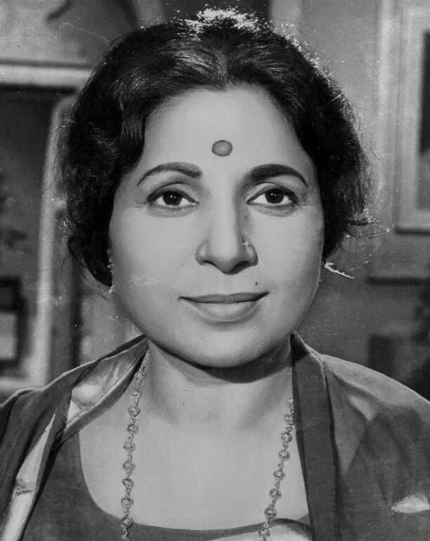 अचला सचदेव ने दो बार शादी की थी. उनके पहले पति ज्ञान सचदेव एक निर्देशक थे और उनका एक बेटा जोथिन सचदेव है. शादी के कुछ साल बाद अचला और ज्ञान अलग हो गए और उनका बेटा जोतिन अमेरिका चला गया. ज्ञान के बाद अचला ने क्लिफोर्ड डगलस पीटर्स से शादी कर ली. क्लिफोर्ड से शादी के बाद वह पुणे चली गई. लेकिन पीटर्स का निधन हो गया और अचला फिर तन्हा हो गईं.