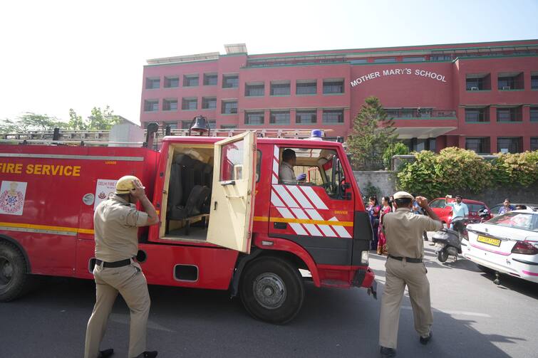 MHA On Threaten Call To Delhi NCR 80 Schools Bomb says there is no need to panic 'घबराने की बात नहीं', दिल्ली-NCR के 80 से ज्यादा स्कूलों में बम की धमकी पर बोला गृह मंत्रालय
